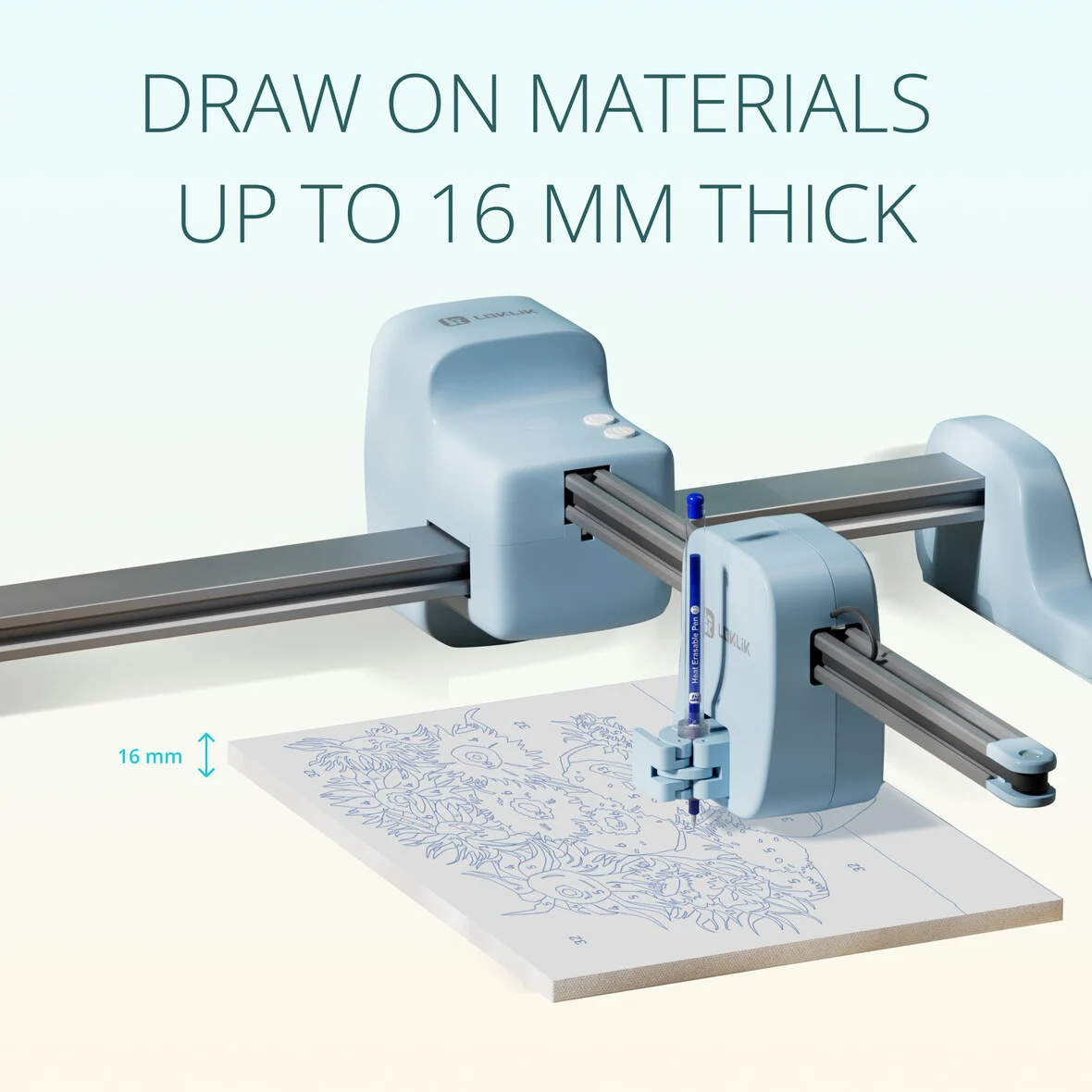 Un plotter blu disegna su una superficie bianca. Può gestire materiali fino a 16 mm di spessore.