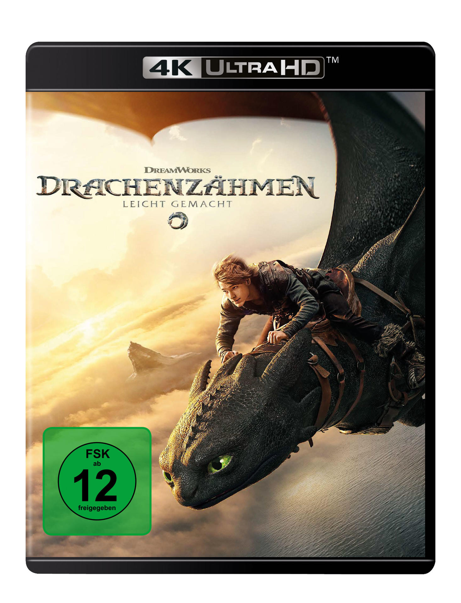 Ein Junge reitet auf einem schwarzen Drachen im Flug, mit einem FSK 12-Aufkleber.