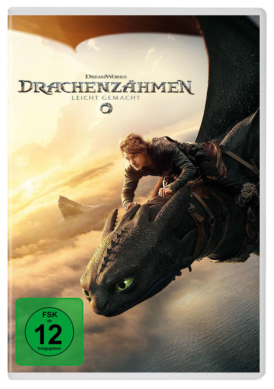 Hiccup reitet auf Ohnezahn durch Wolken, mit DreamWorks-Logo und FSK 12.