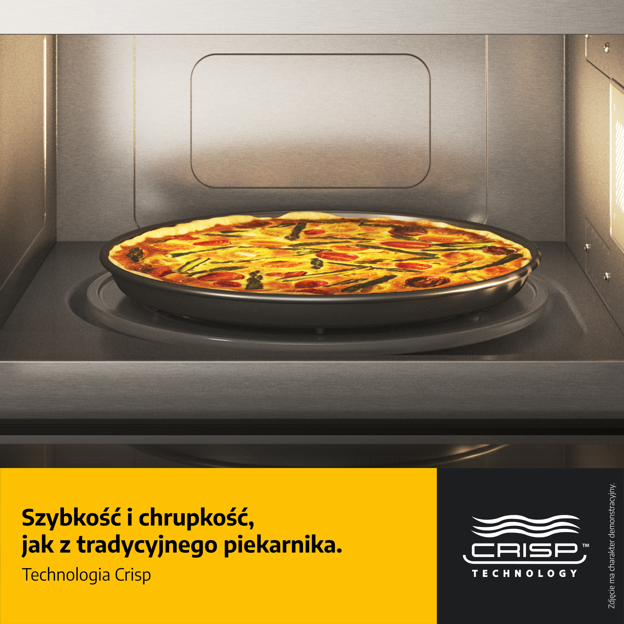 Quiche z warzywami jest przygotowywana w nowoczesnym piekarniku.