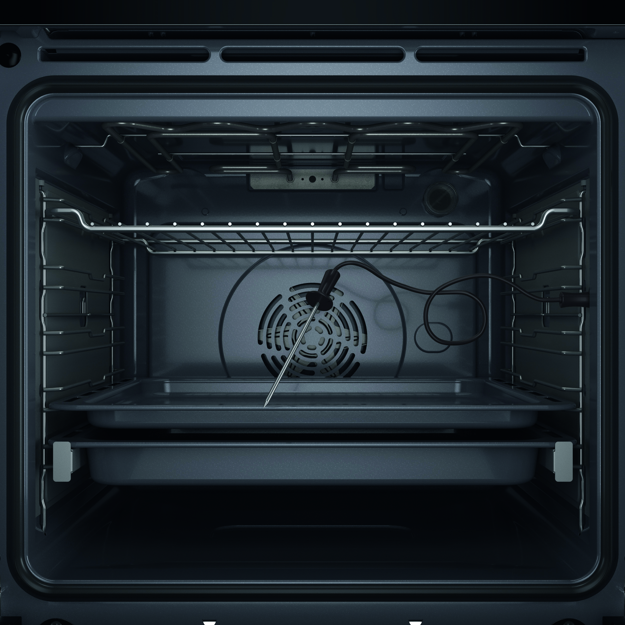 Wnętrze ciemnego piekarnika z rusztami, dwiema blachami i sondą termometru.