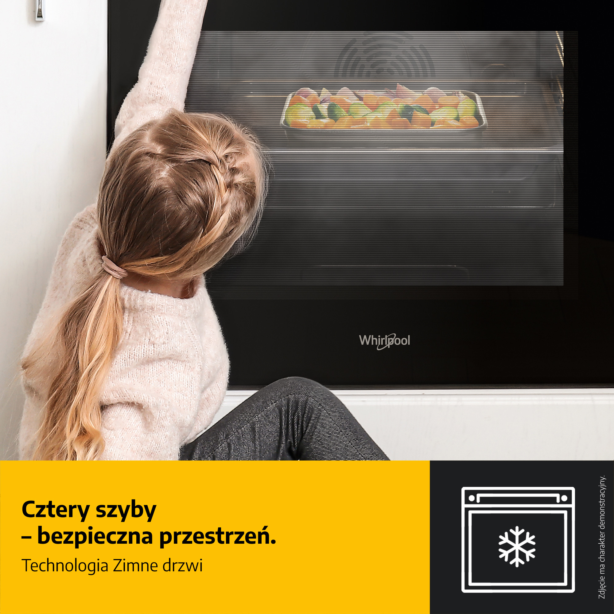 Dziewczynka w różowym swetrze zagląda do otwartego piekarnika z jedzeniem.