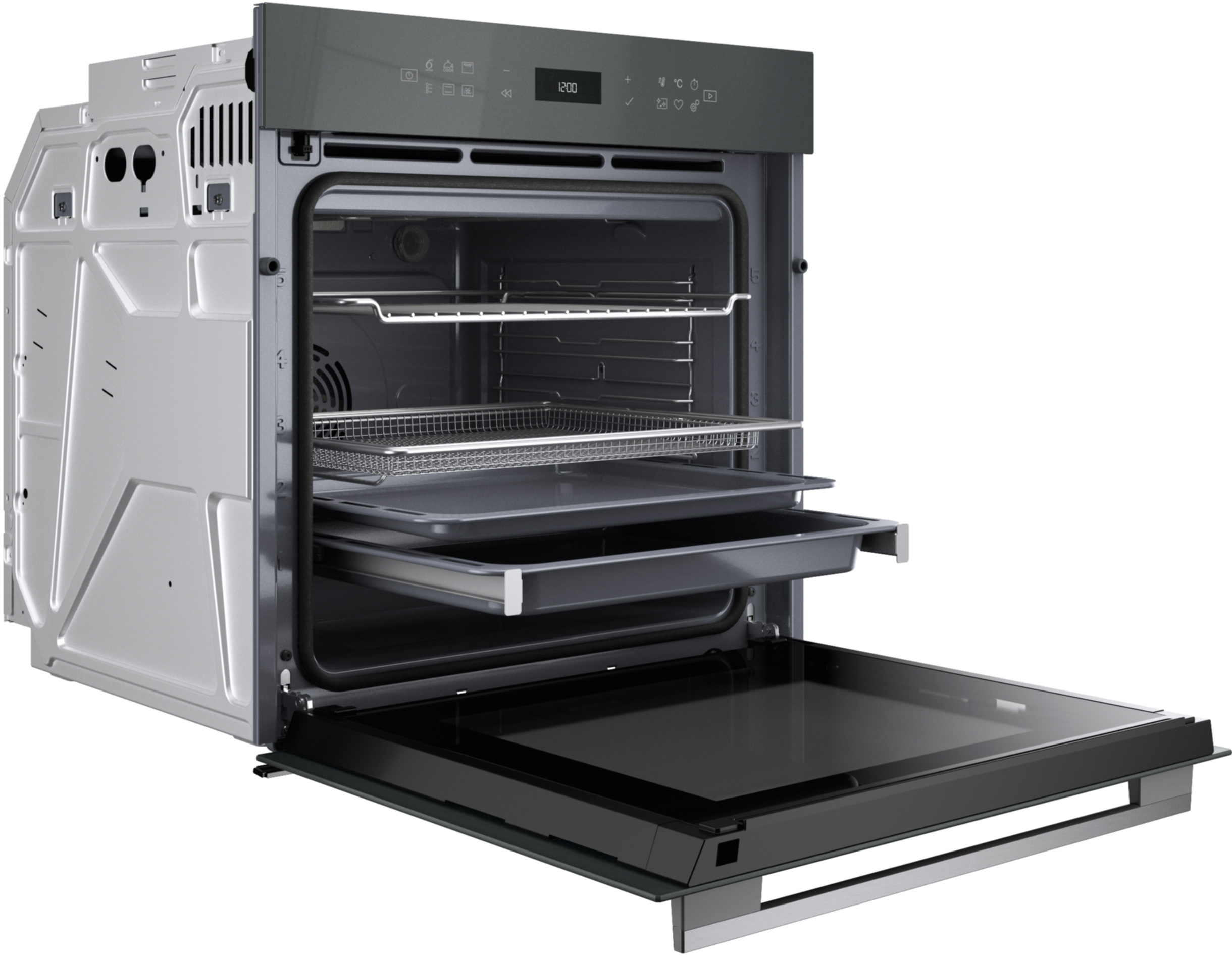 Otwarty nowoczesny piekarnik z cyfrowym wyświetlaczem, rusztami, tacami i koszem frytownicy.