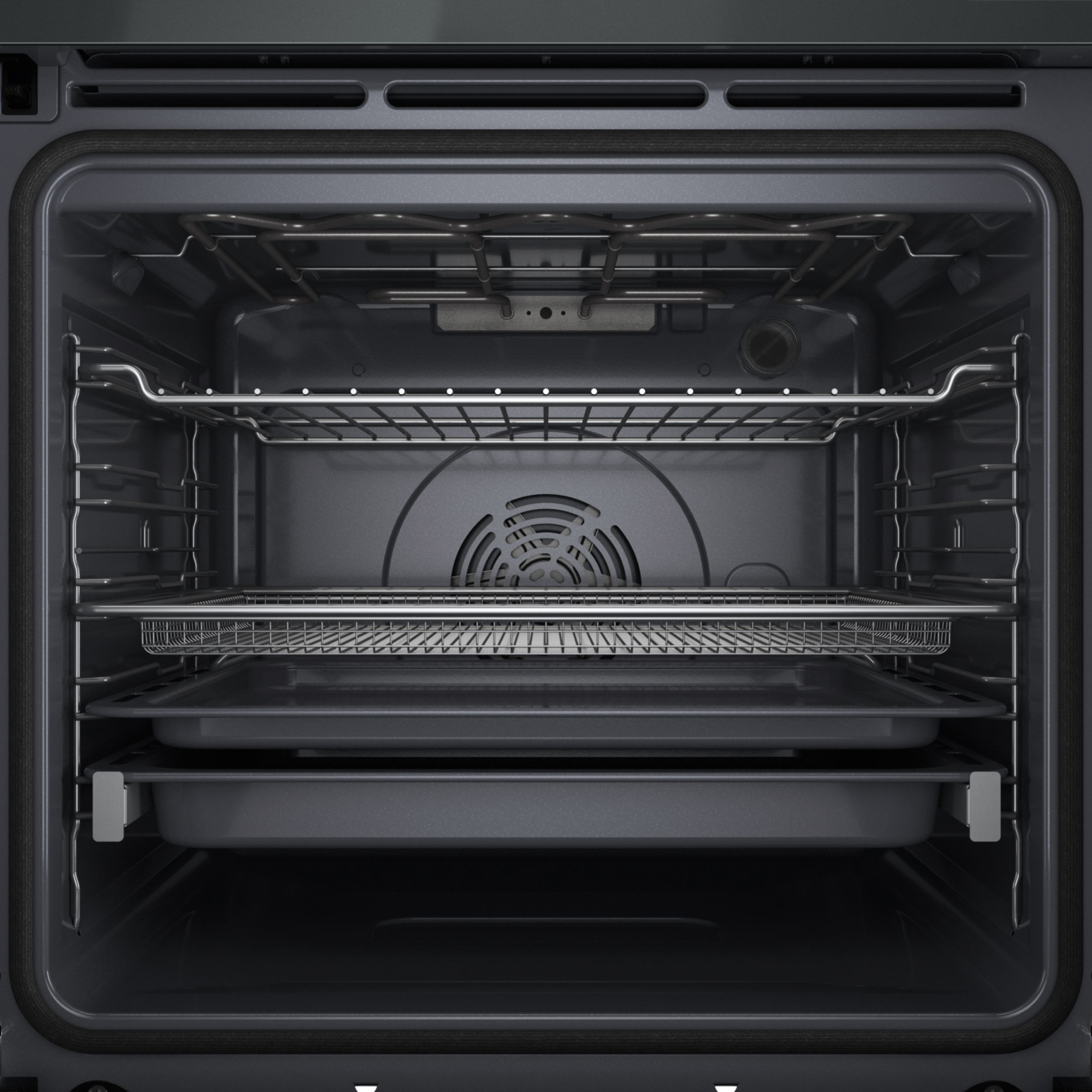 Pusty piekarnik z trzema rusztami i dwiema blachami. Kratka wentylatora z tyłu.