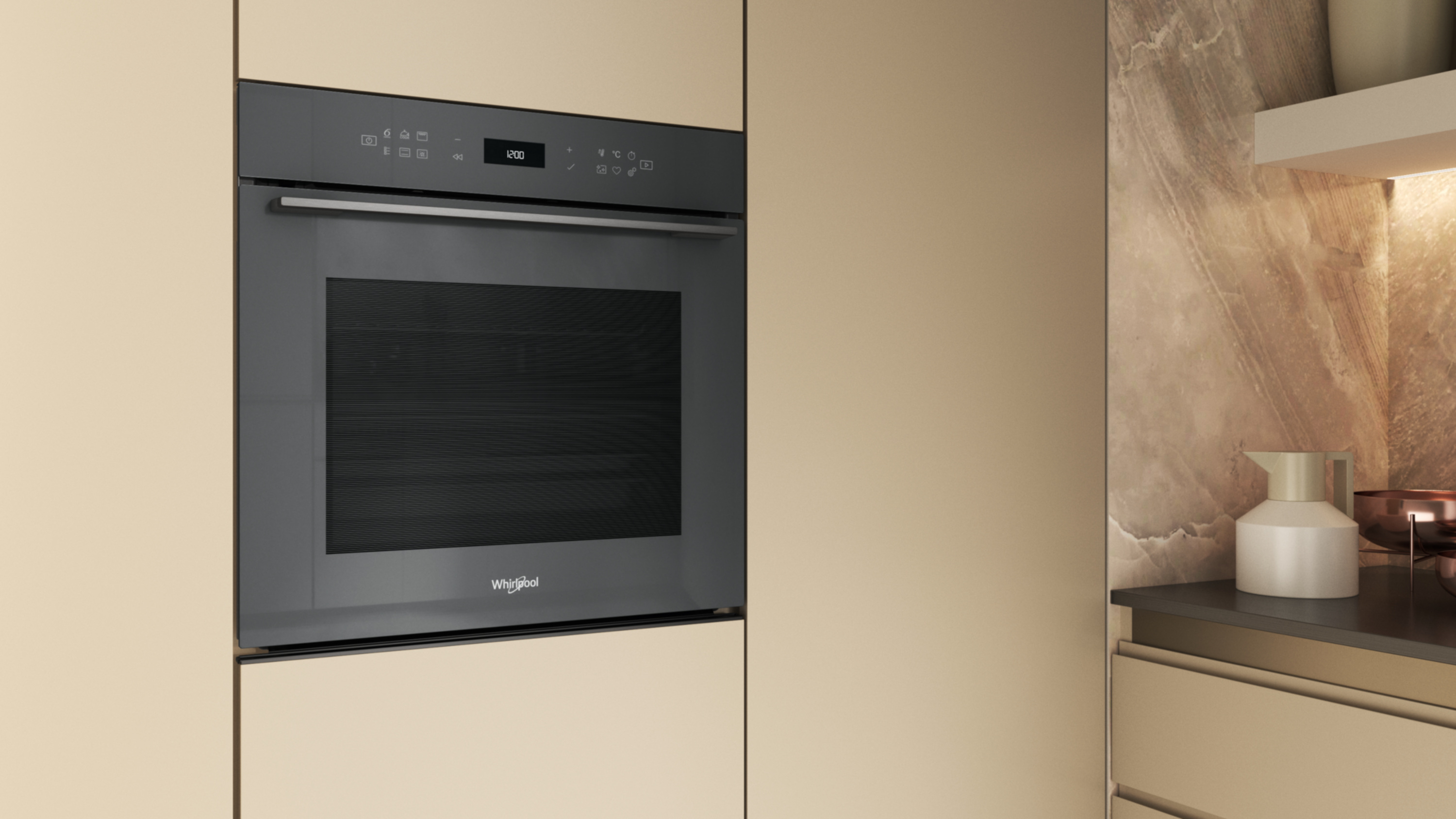 Nowoczesna kuchnia z piekarnikiem do zabudowy i beżowymi szafkami. Widoczna marmurowa ściana.