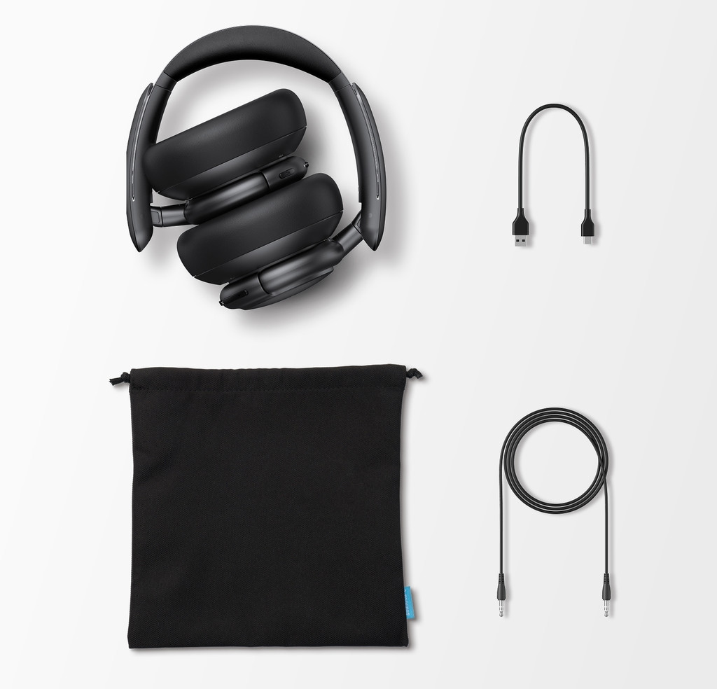 Składane czarne słuchawki, czarna torba i dwa czarne kable na białym tle.