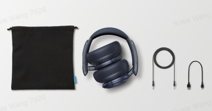 Granatowe słuchawki z czarnym etui, kablem audio i kablem do ładowania USB.