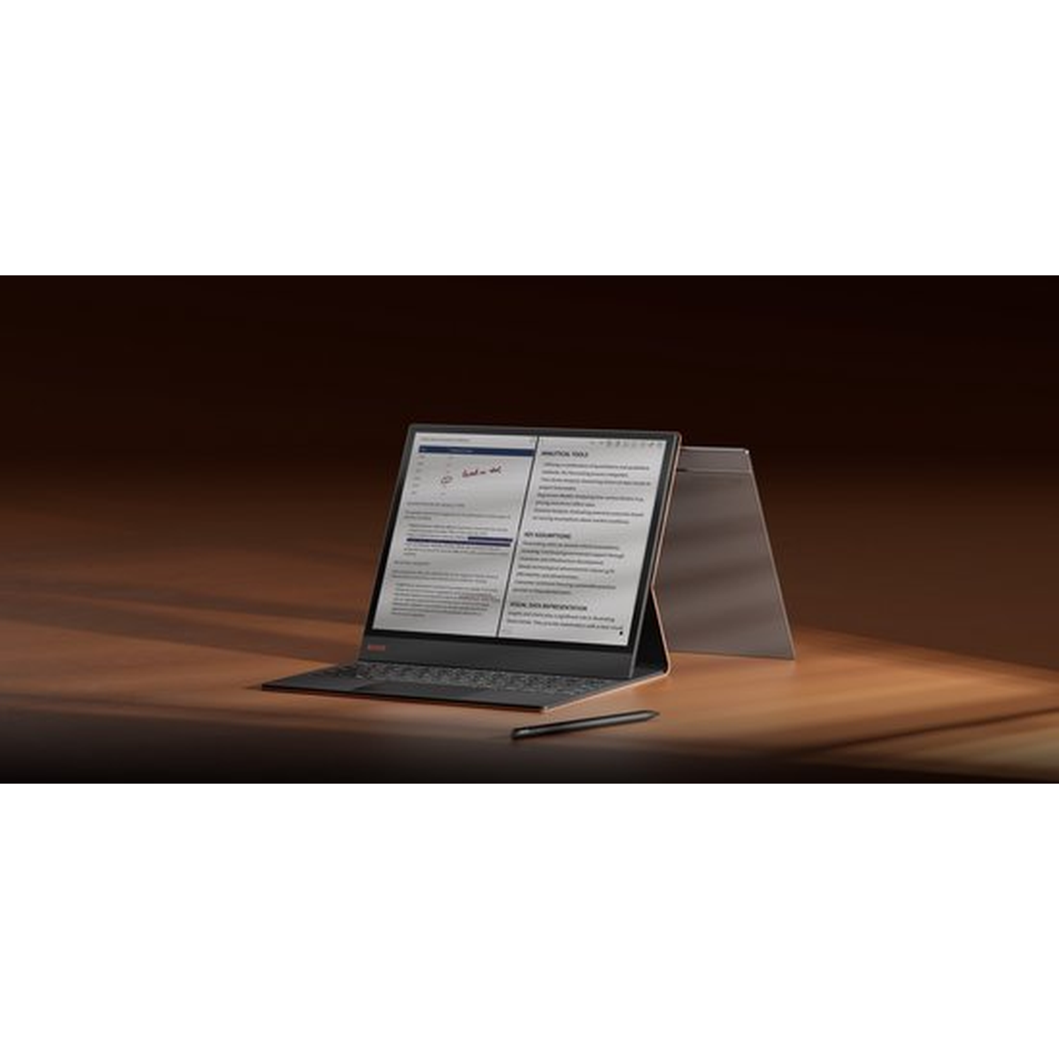 Een laptop met een stylus rust op een houten tafel.