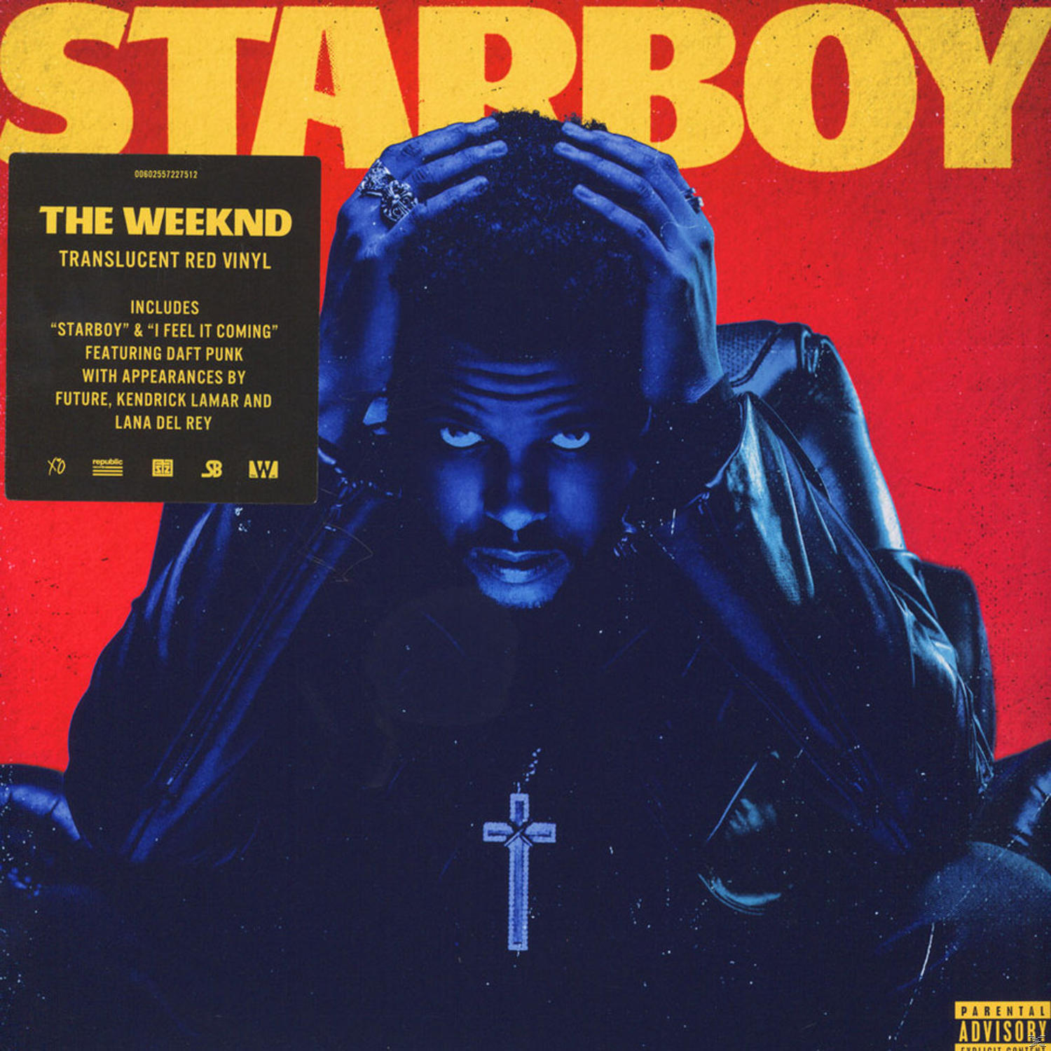 The Weeknd Starboy albumának borítója kék fényben mutatja, kezét a fején, sárga felirattal piros háttéren.