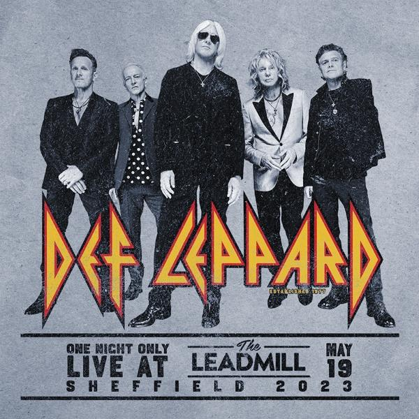 A Def Leppard zenekar pózolt egy koncertplakáton a The Leadmillben, Sheffieldben, 2023. május 19-én.