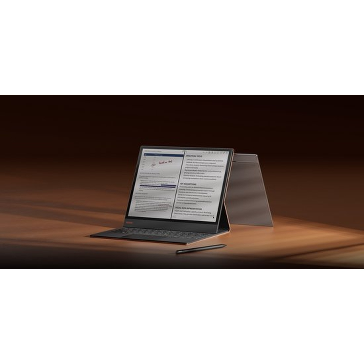 Een laptop met twee open schermen, met tekstdocumenten erop, staat op een houten bureau.
