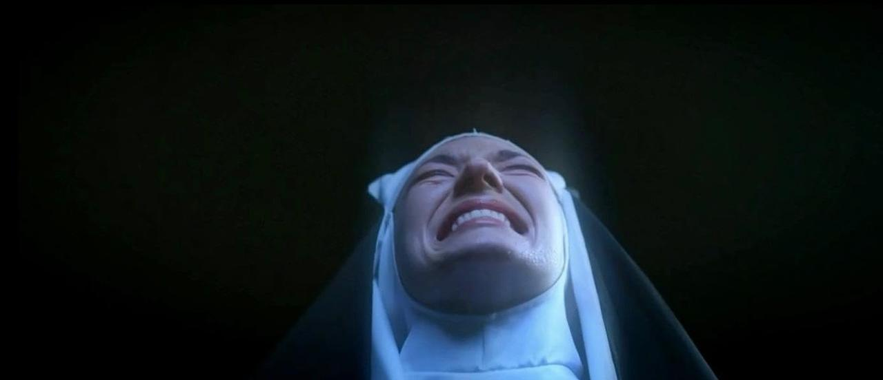 Eine Nonne im weißen Habit schreit vor Qual und blickt in die Dunkelheit.