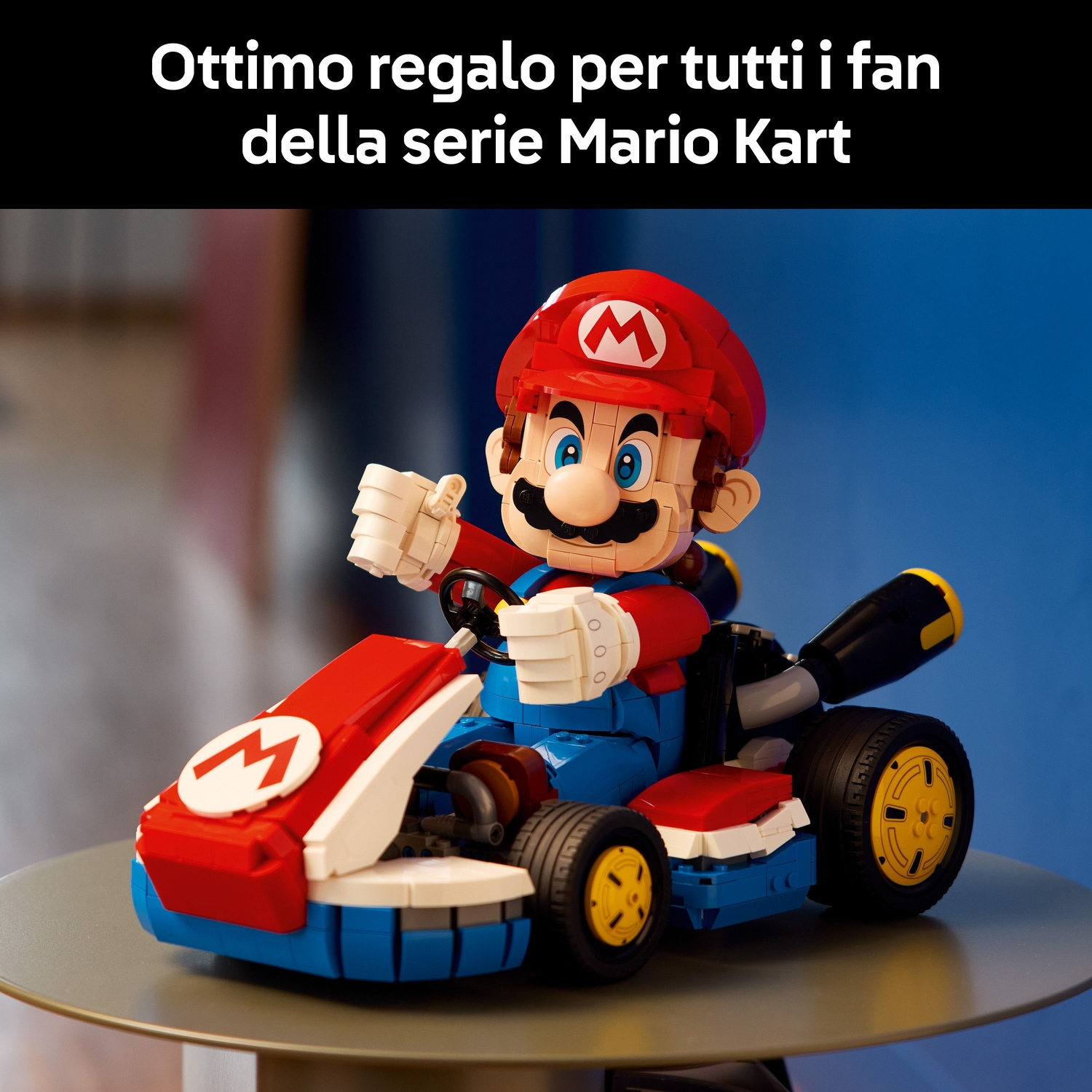 Un modello Lego di Mario Kart con Mario al volante su un tavolo rotondo.