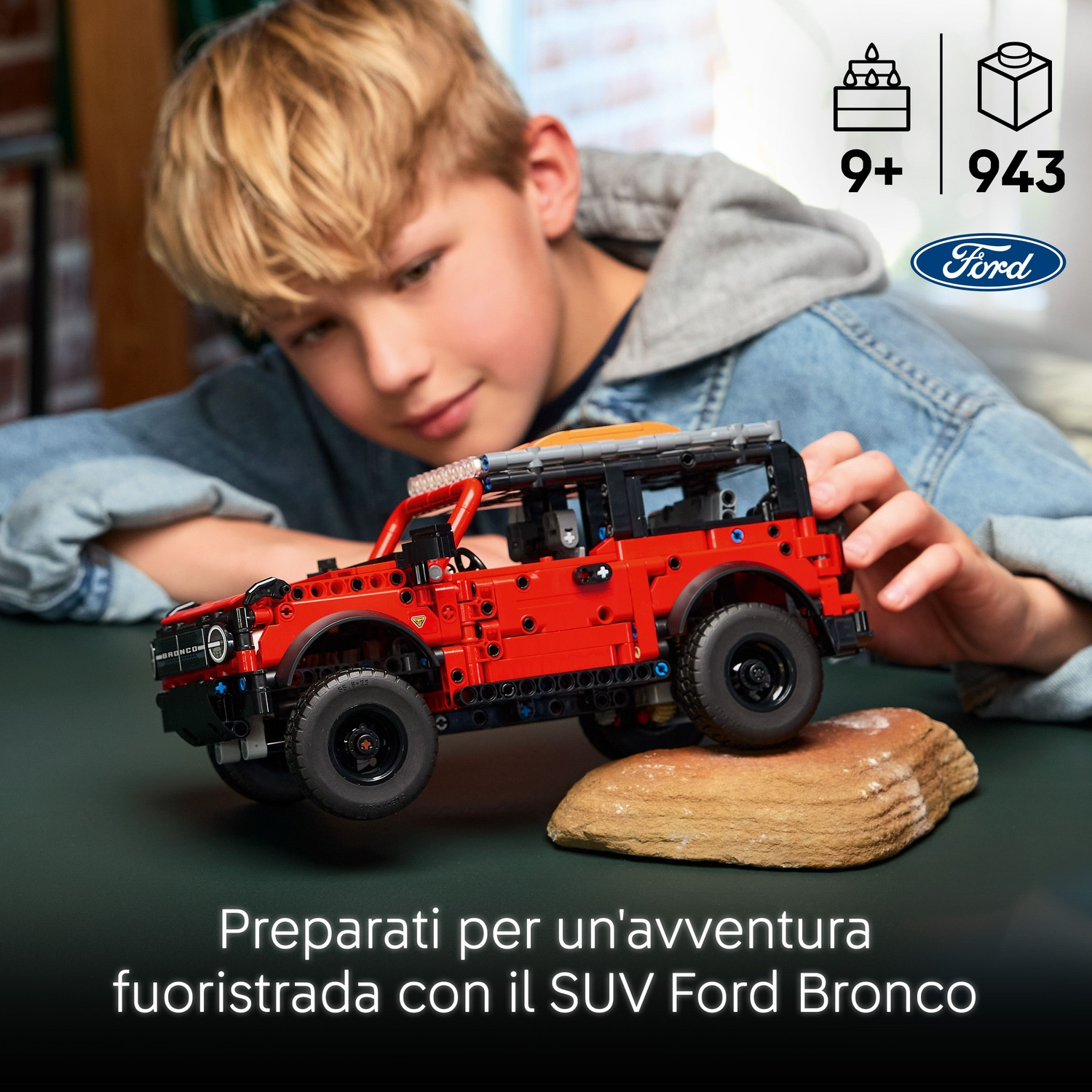 Ragazzo costruisce SUV Ford Bronco Lego rosso. 9+, 943 pezzi.