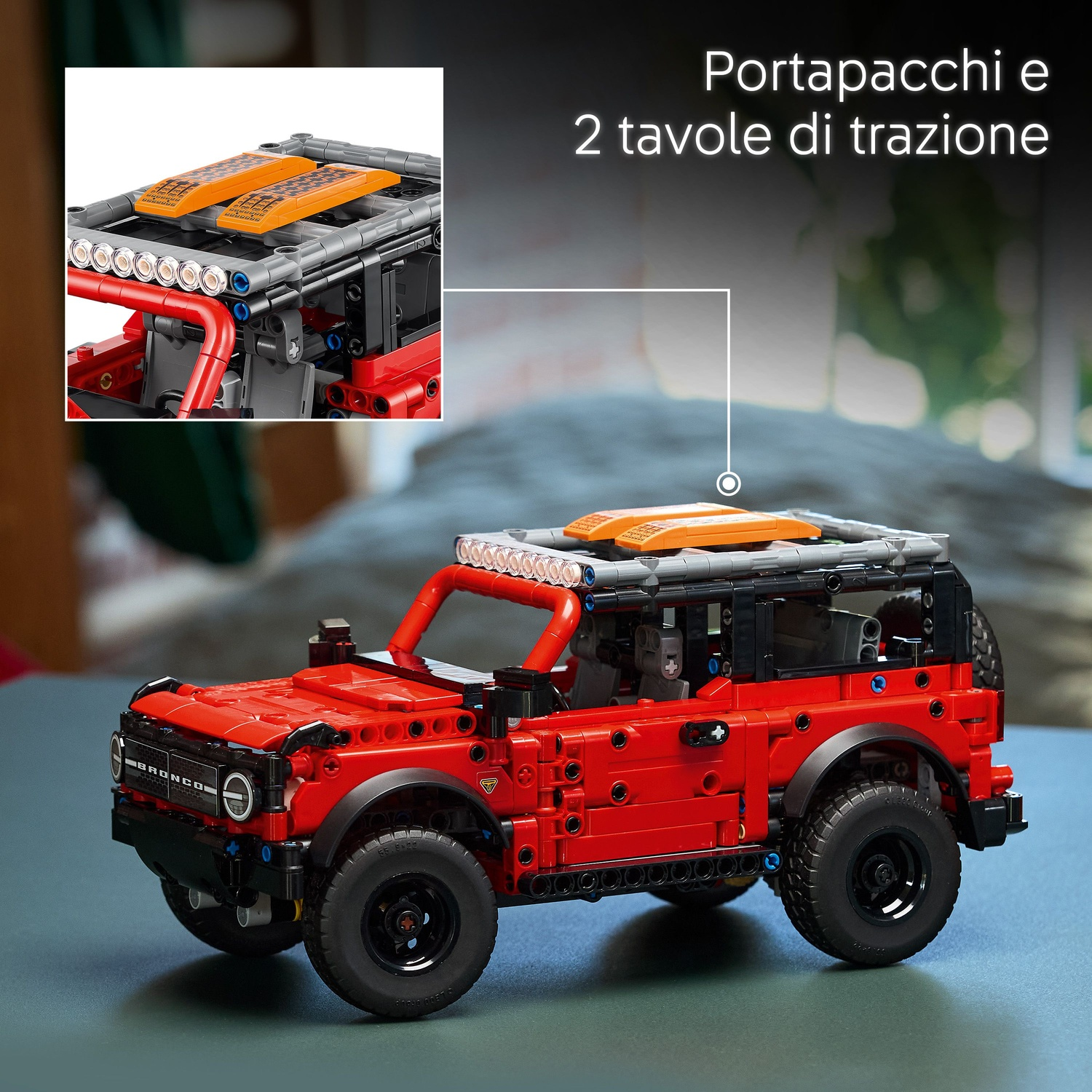 Modello Lego rosso di Ford Bronco con portapacchi e tappetini di trazione arancioni.