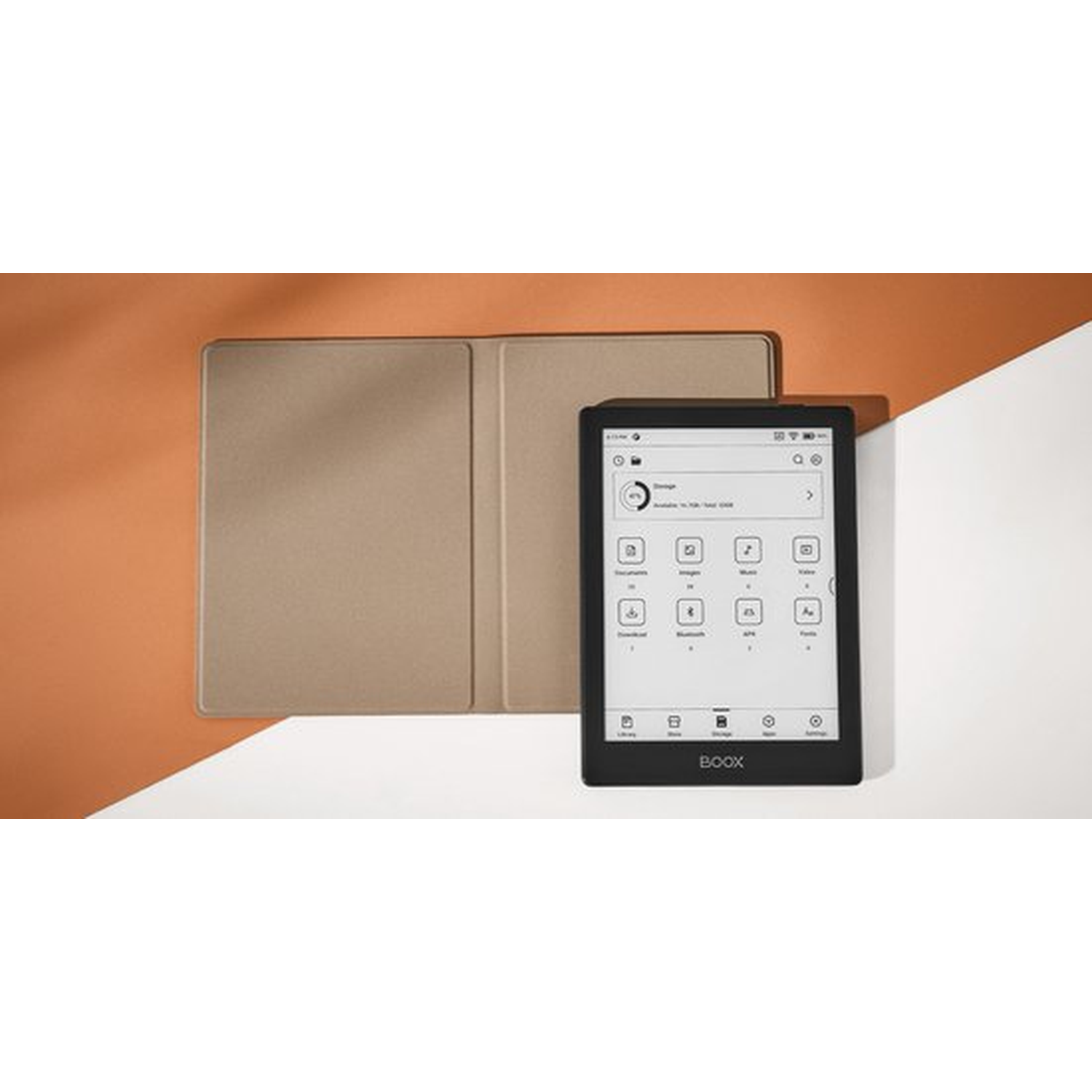 Een e-reader en een bruin hoesje op een tafel.