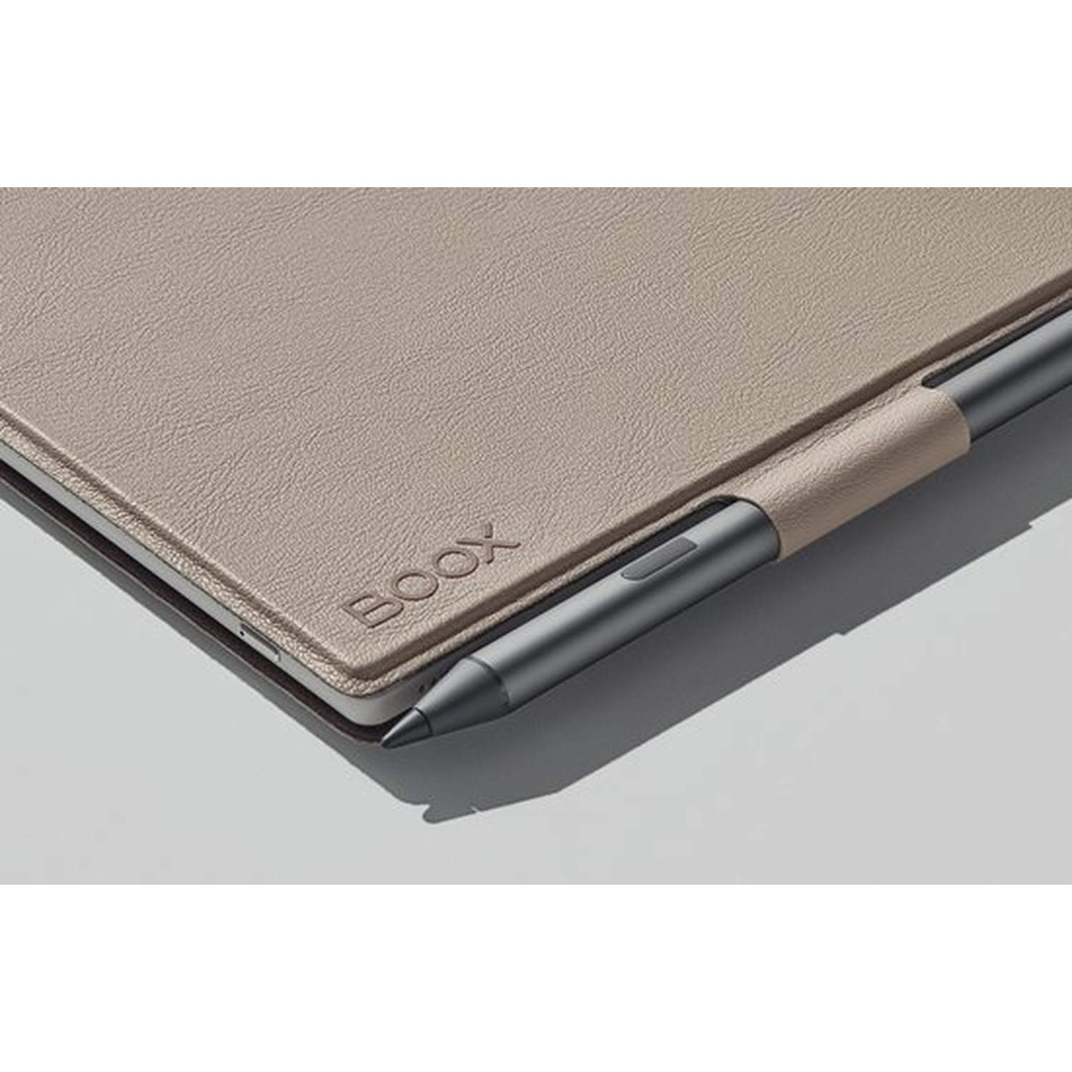 Een grijze stylus rust op een beige e-reader hoes.