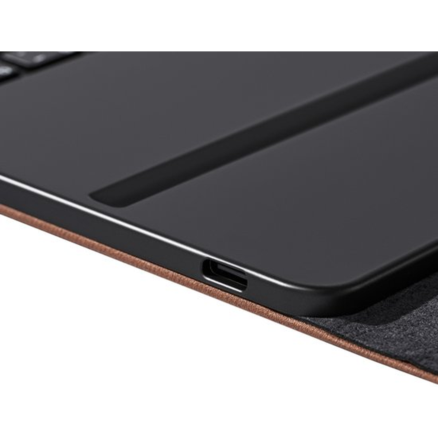 Close-up van een zwarte laptop met USB-C poort en bruine rand.