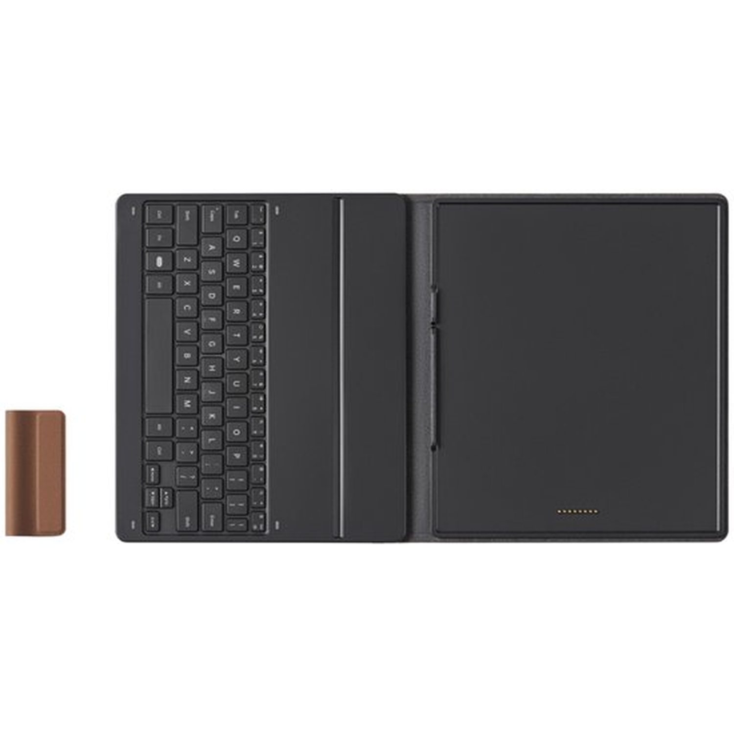 Een bruine stylus en een zwart toetsenbord met tablethoes.