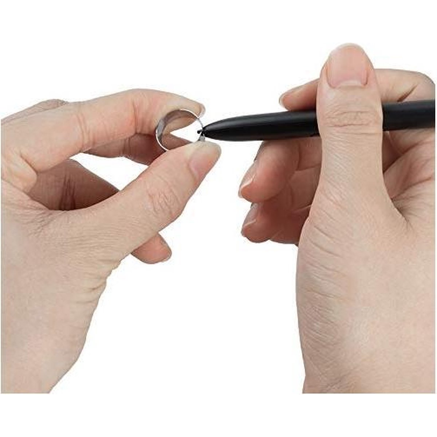 Een hand houdt een ring vast terwijl een andere erop tekent met een zwarte pen.