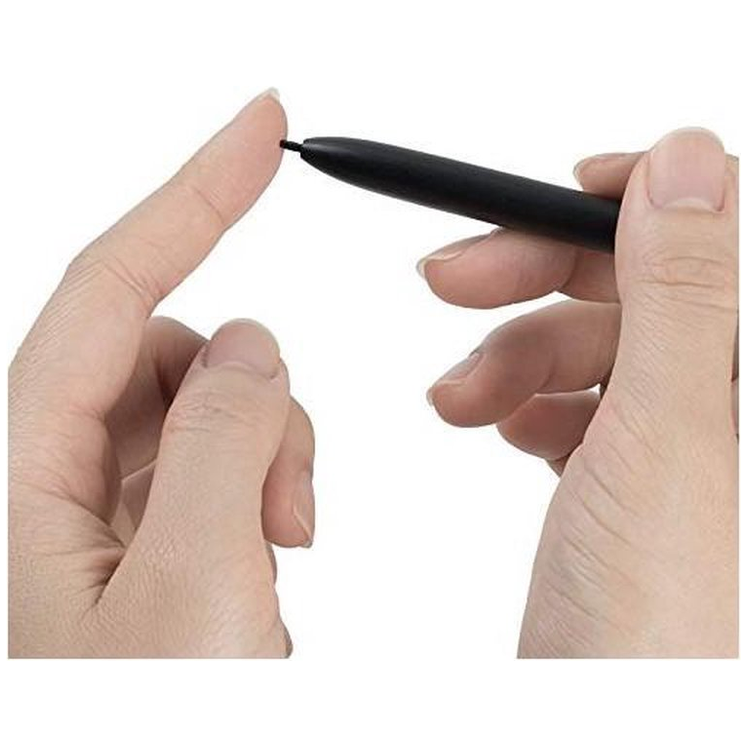 Een hand houdt een zwarte stylus vast, de punt raakt bijna een vinger.