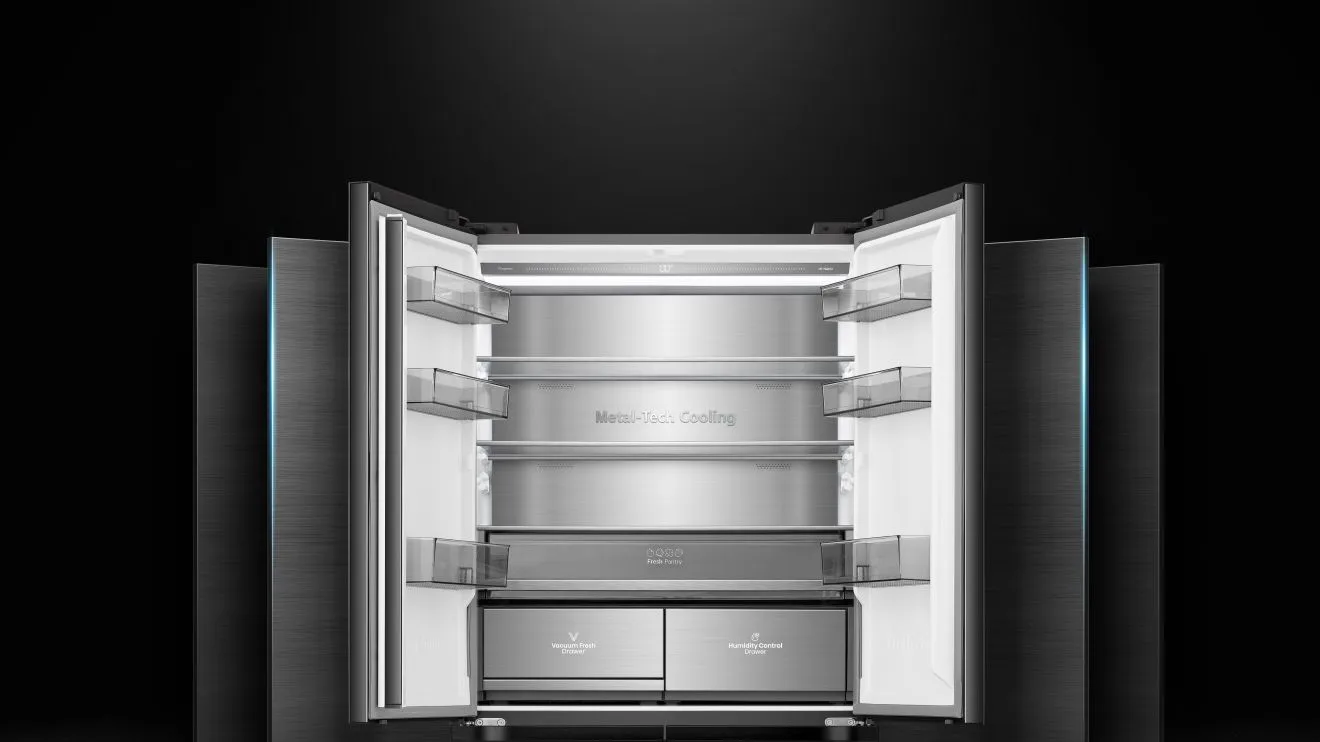 Nyitott, modern hűtőszekrény Metal-Tech Cooling technológiával és több fiókkal.