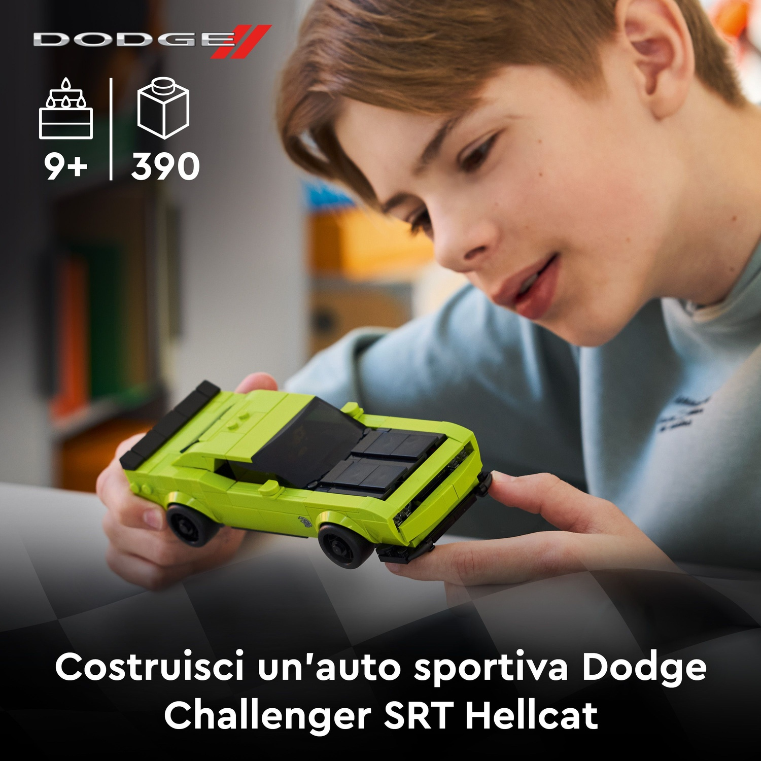 Un ragazzo tiene una macchinina Lego Dodge Challenger SRT Hellcat verde. Logo Dodge e statistiche di costruzione visibili.