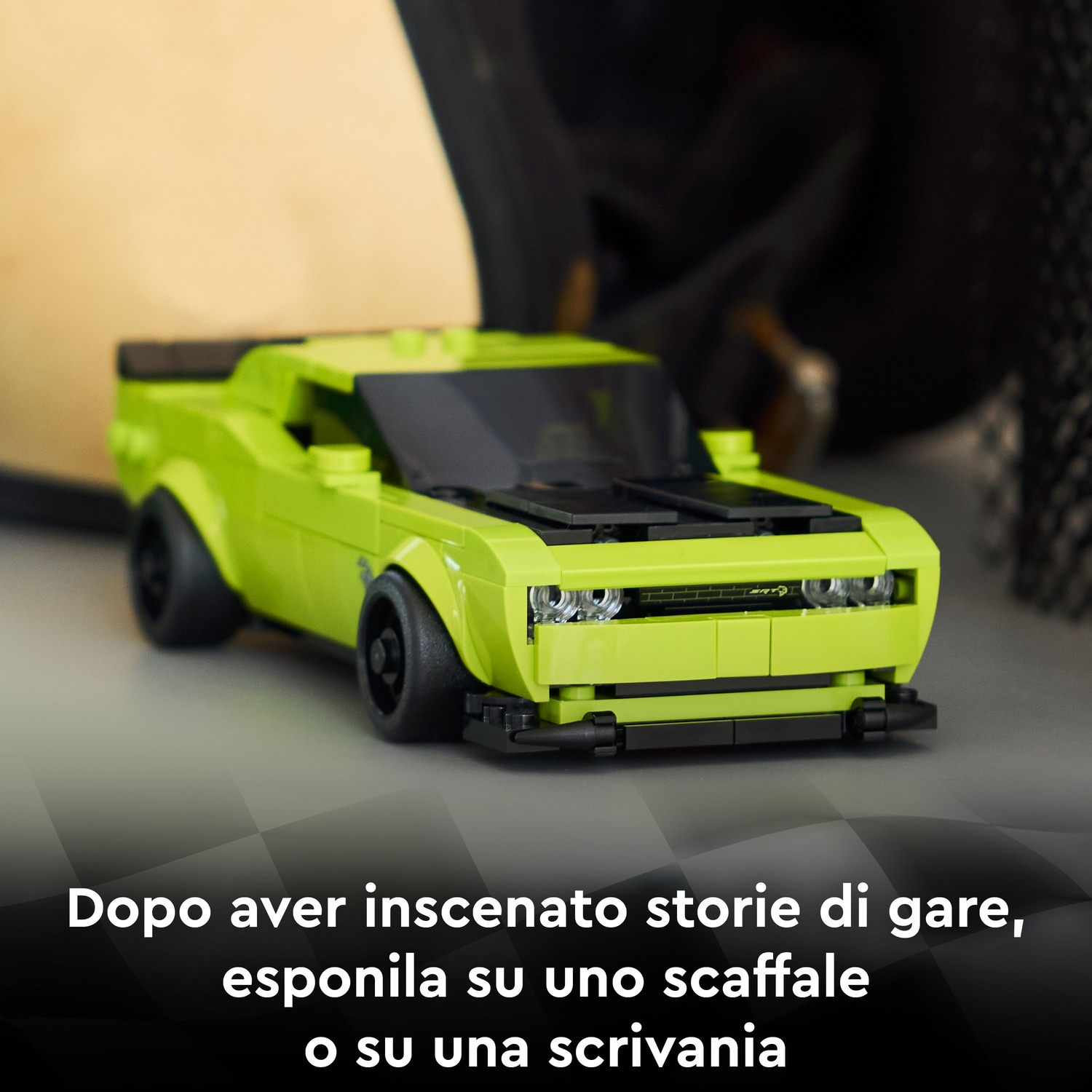 Una macchinina sportiva LEGO verde neon su una superficie a scacchi.