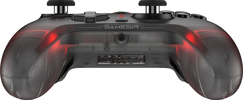 Un controller GameSir nero trasparente con luci interne rosse e joystick argentati.