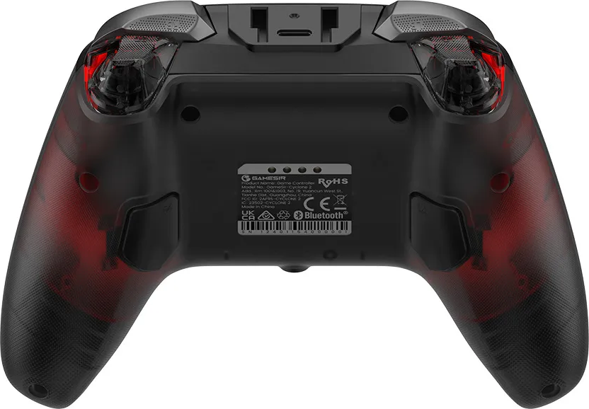 Vista posteriore di un controller nero con accenti traslucidi rossi e dettagli tecnici.