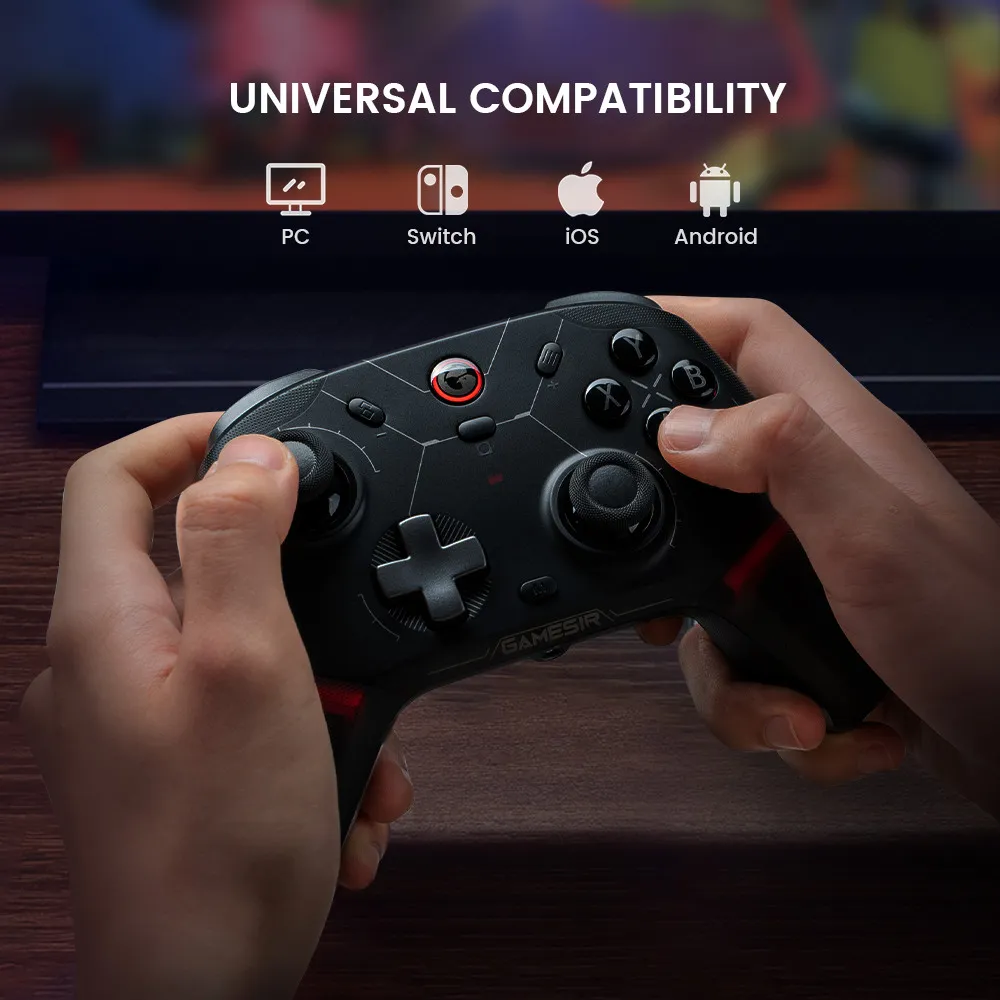 Mani che tengono un controller di gioco nero davanti a uno sfondo scuro con icone di compatibilità.