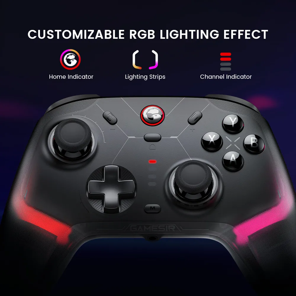 Controller di gioco nero con effetti di illuminazione RGB personalizzabili. Indicatore home, strisce luminose, indicatori canale.