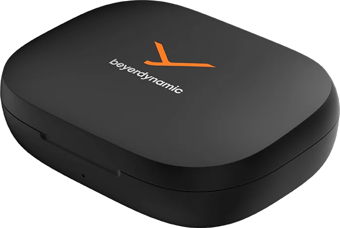 Boîtier de chargement noir pour écouteurs avec logo orange et texte "beyerdynamic".