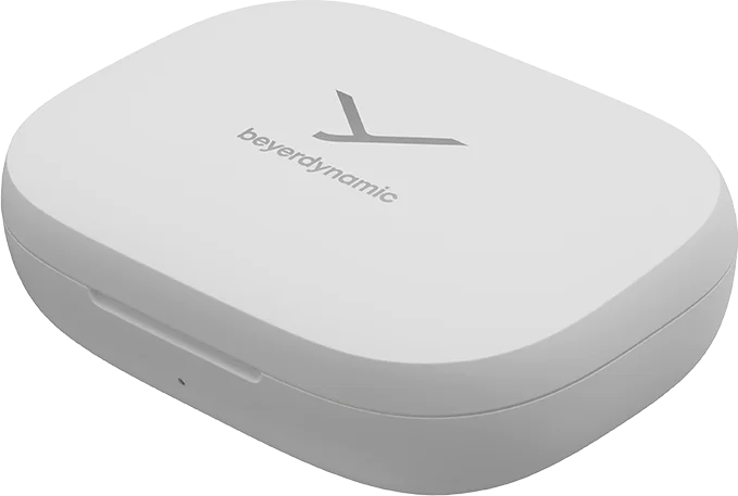 Étui de chargement beyerdynamic blanc pour écouteurs, avec logo dessus.