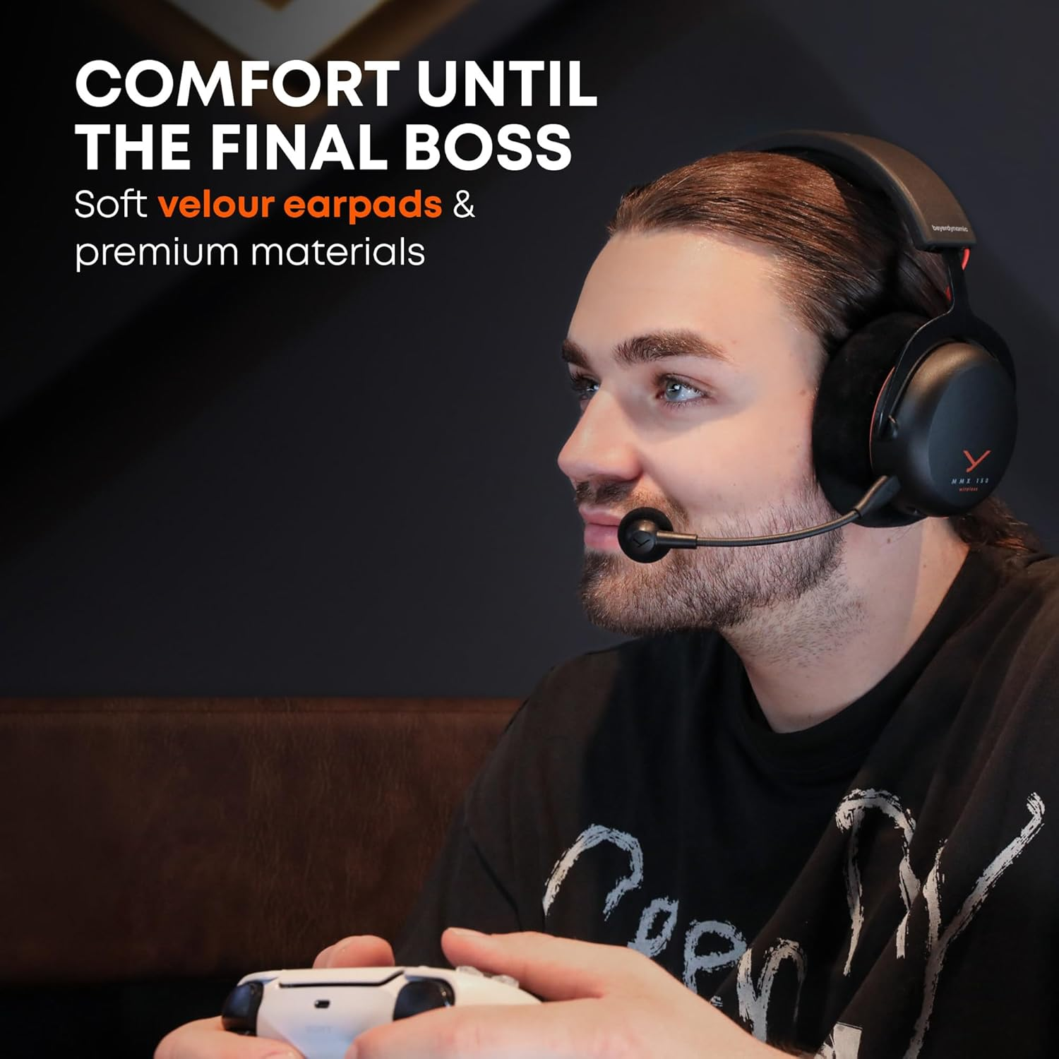 Mann trägt Beyerdynamic Kopfhörer und spielt Videospiele mit Controller.