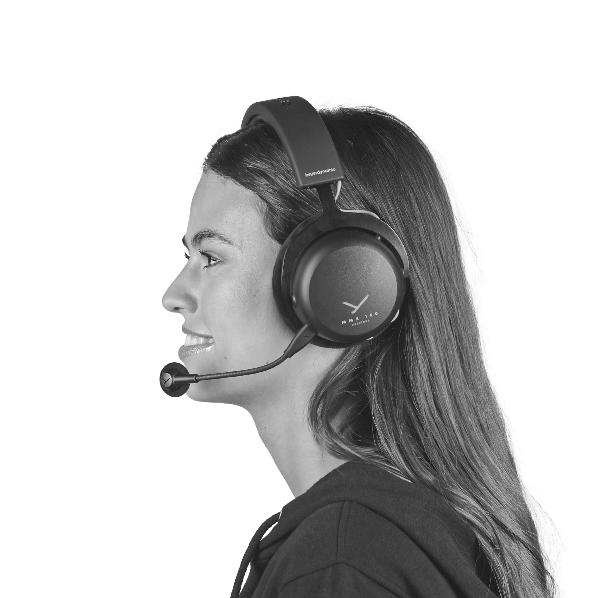 Seitenansicht einer Frau mit schwarzen Beyerdynamic-Kopfhörern mit Mikrofon.