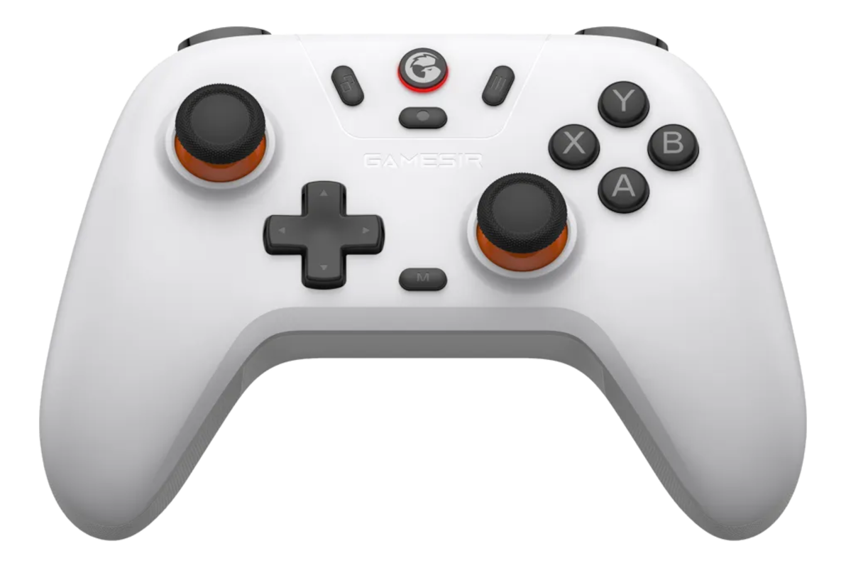 Une manette GameSir blanche avec joysticks noirs et accents orange. Boutons A, B, X, Y.