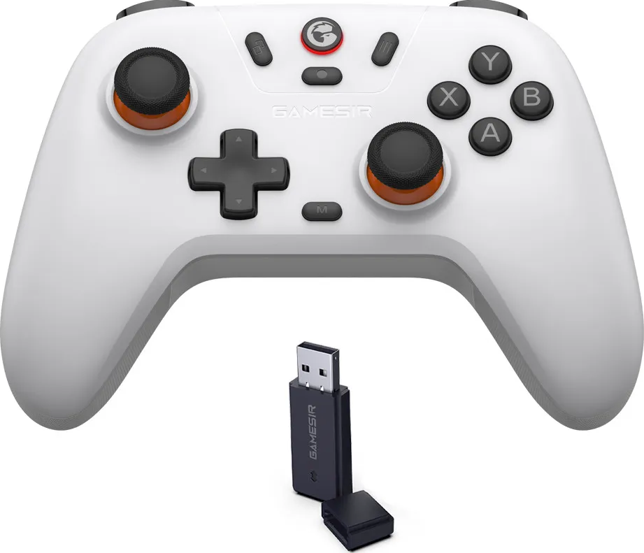 Manette GameSir blanche avec boutons noirs et accents orange, à côté d'un dongle USB noir.