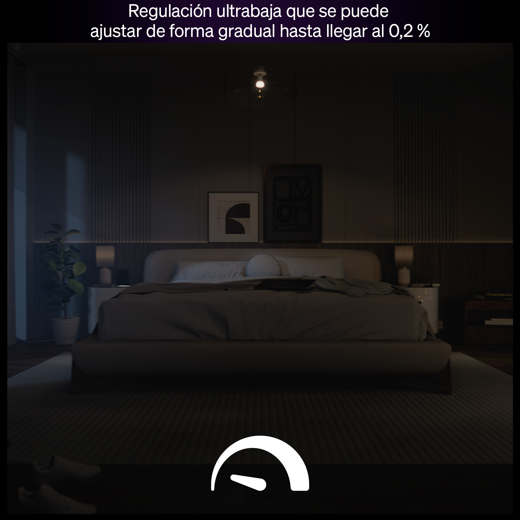 Un dormitorio con poca luz presenta una cama grande, mesitas de noche y una planta. Un icono de velocímetro está abajo.