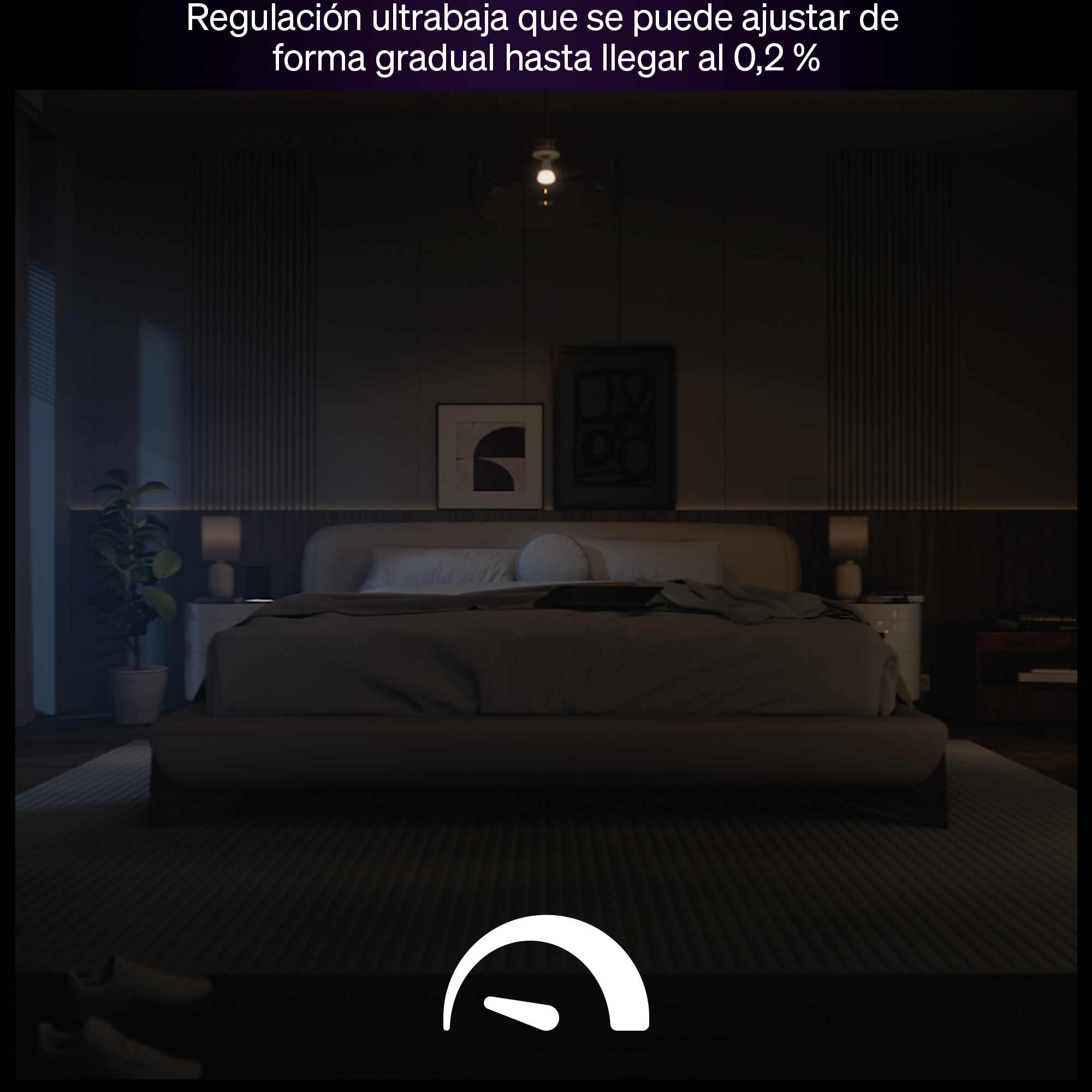 Un dormitorio con una cama grande, mesitas de noche y un soporte para plantas.