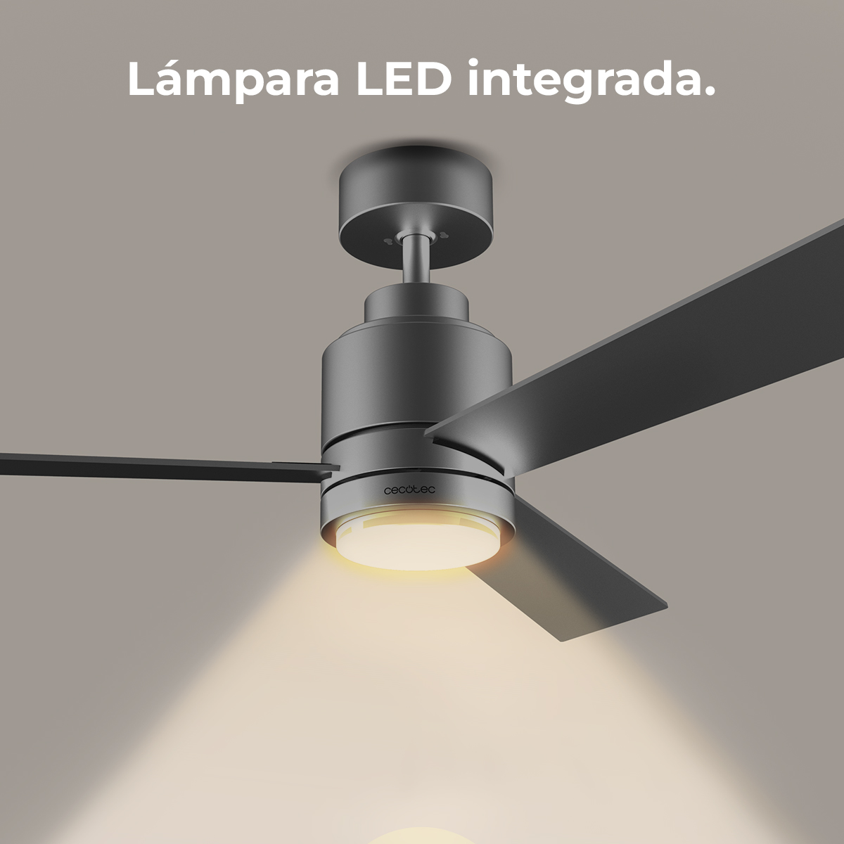 Ventilador de techo gris oscuro con luz LED integrada que emite luz cálida.