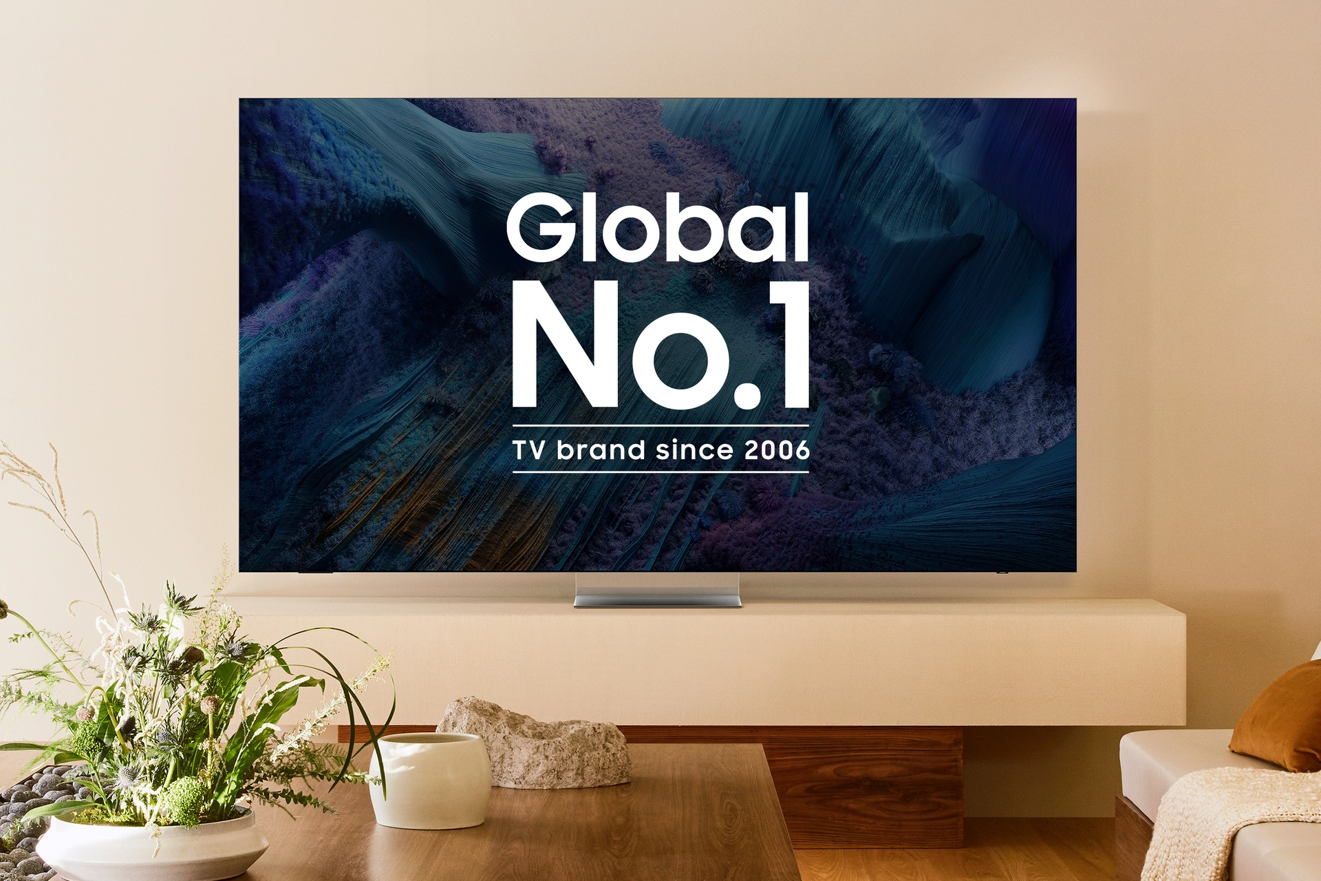 L'écran du téléviseur affiche « Global No.1 TV brand since 2006 » sur fond bleu abstrait.