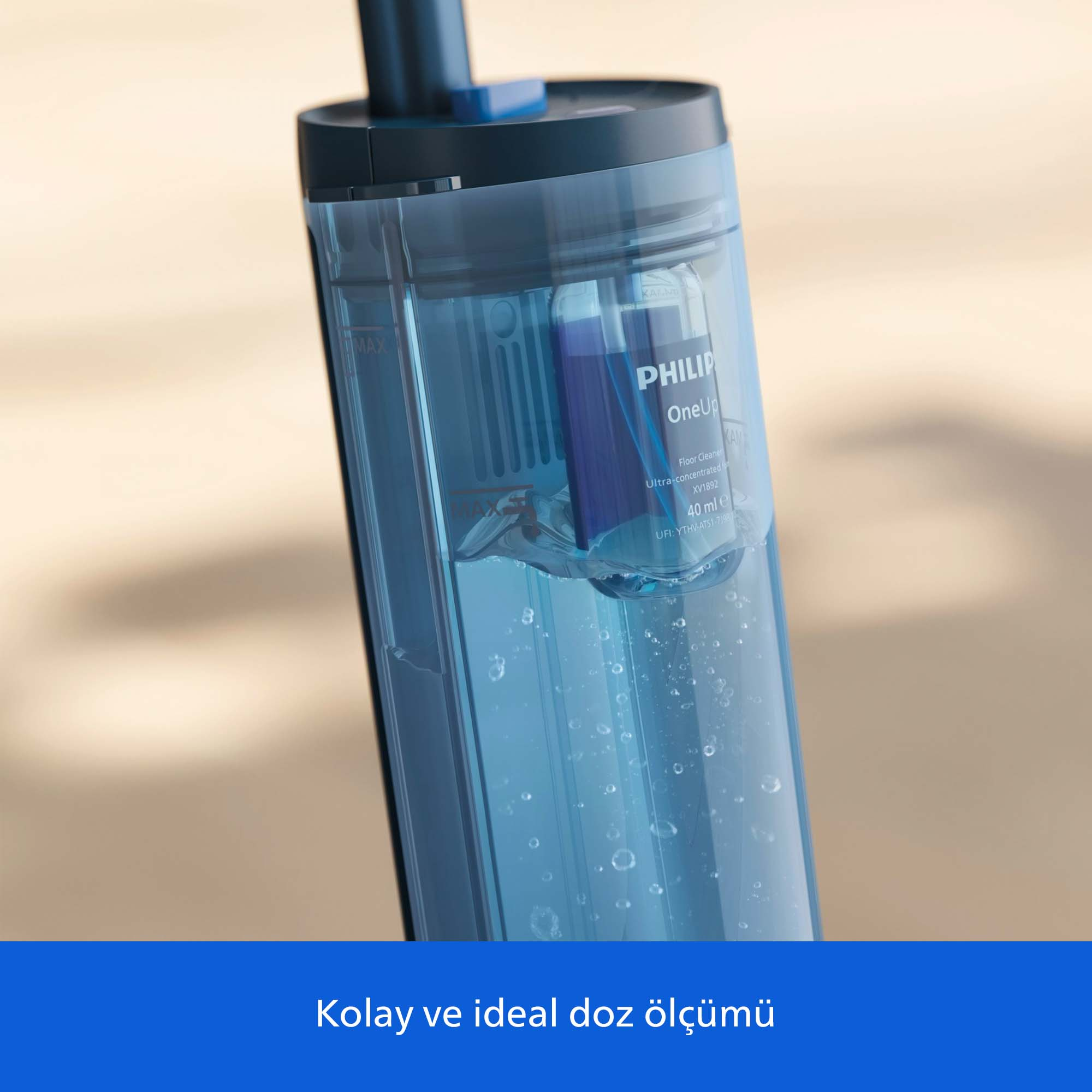 Su ve sıvı içeren mavi kap. Philips OneUp etiketli.