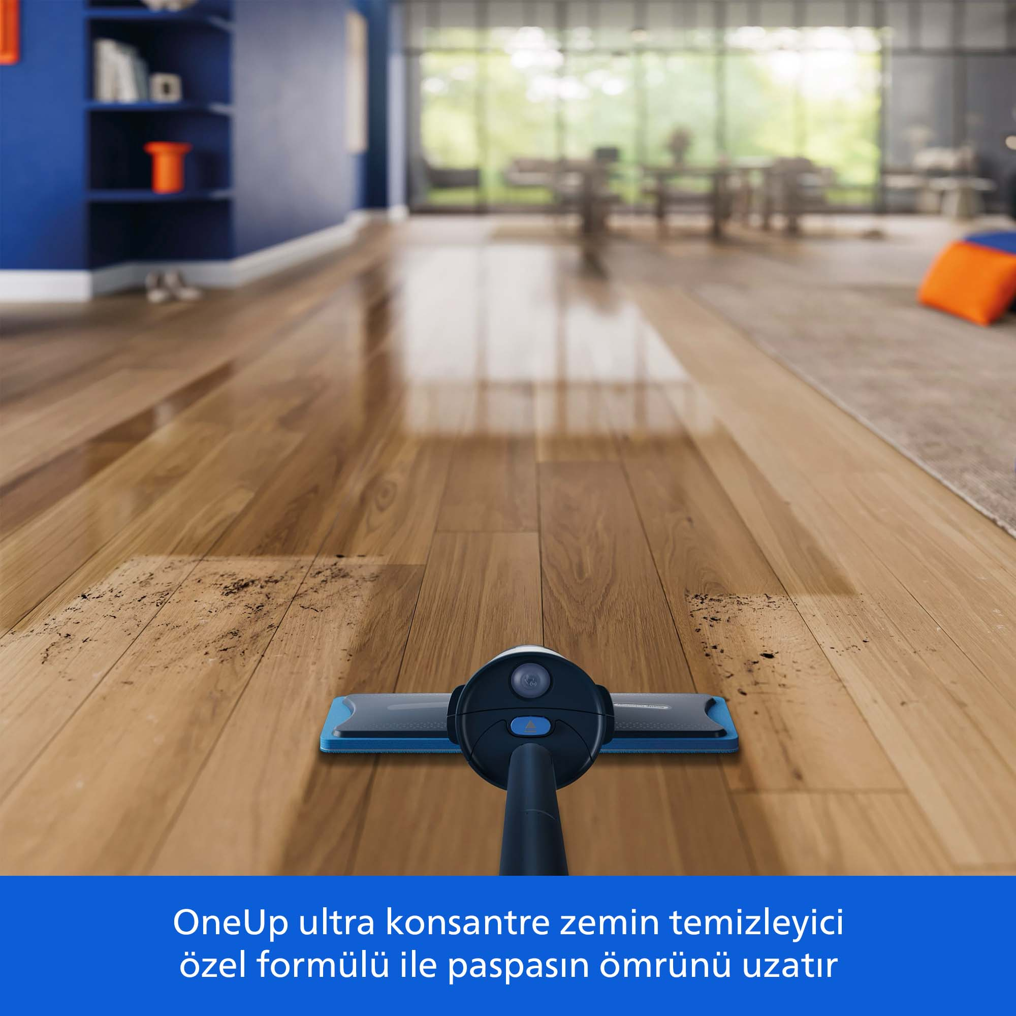 Mavi başlıklı bir paspas, kir lekeli ahşap zemini temizliyor.