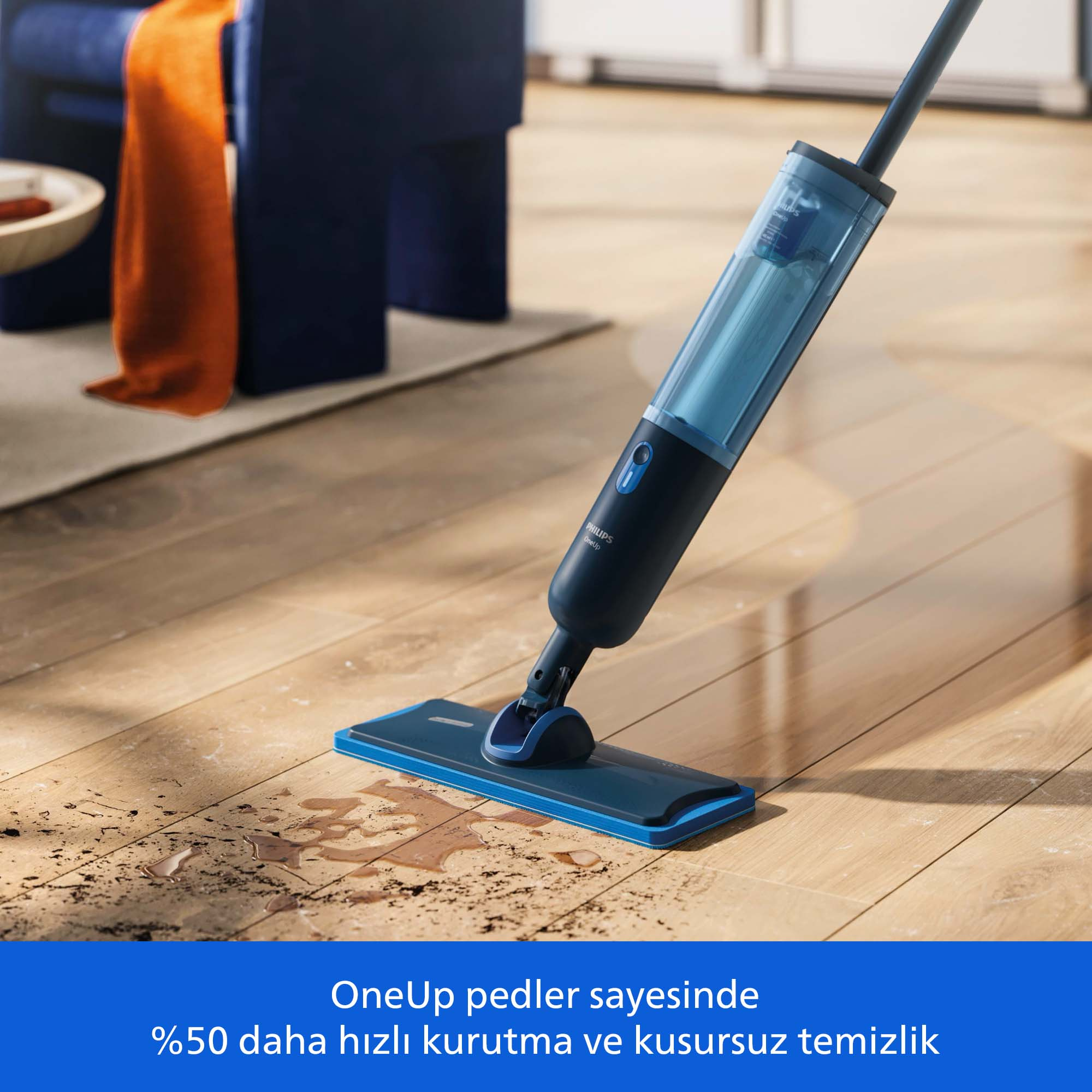Mavi bir Philips kablosuz paspas, ahşap zemini su ve kirle temizliyor.