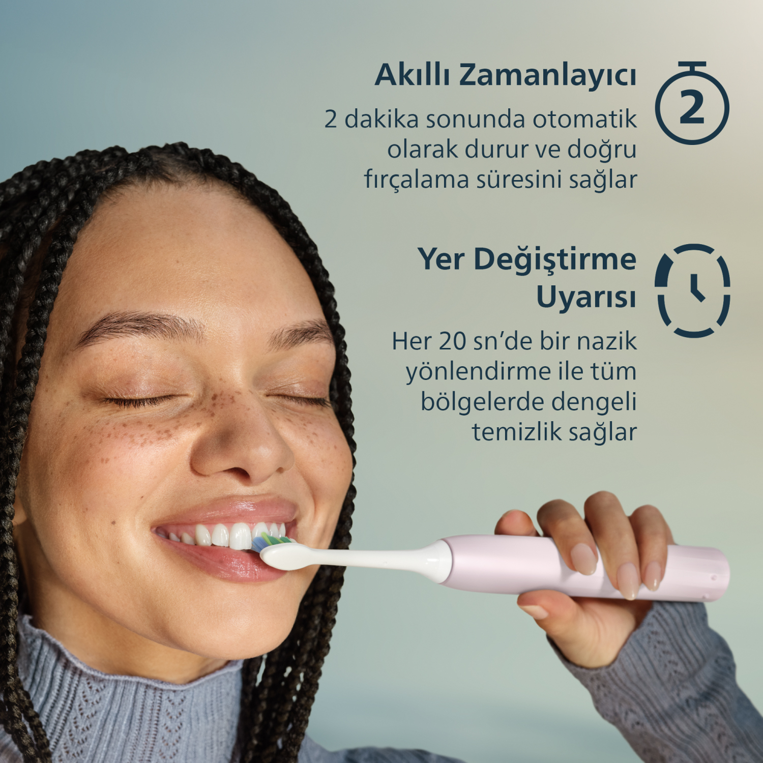Kadın elektrikli diş fırçasıyla dişlerini fırçalıyor. Metin özellikleri anlatıyor.