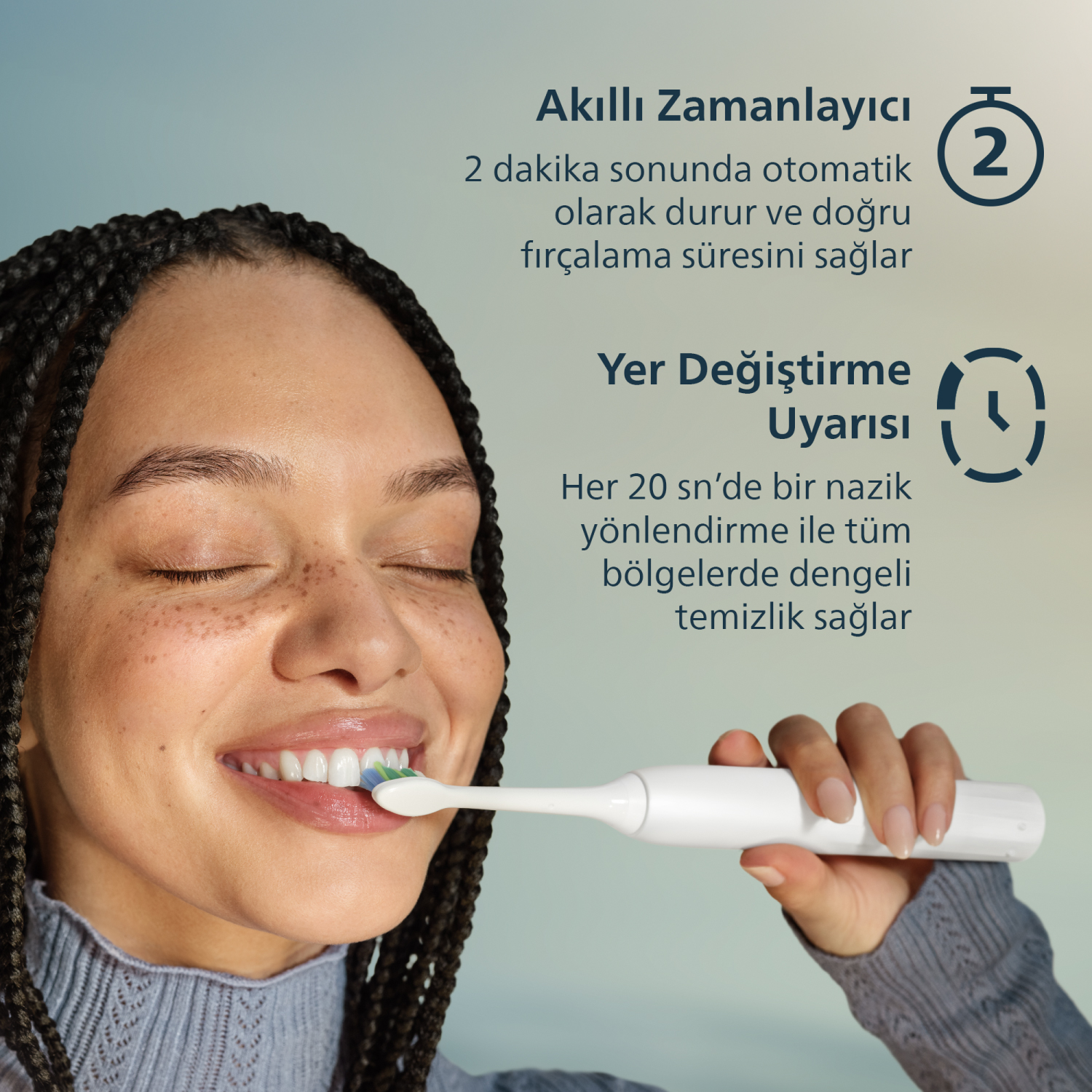 Kadın, zamanlayıcı özelliklerini gösteren elektrikli diş fırçasıyla dişlerini fırçalıyor.
