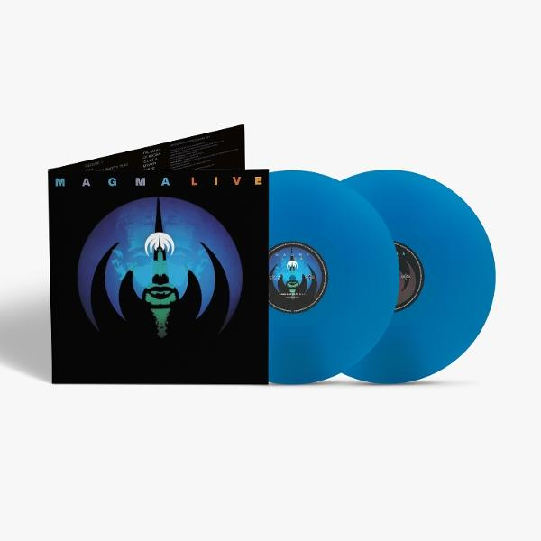 Zwei blaue Vinyls neben einer Schallplattenhülle mit dunklem Logo und blauem Hintergrund.