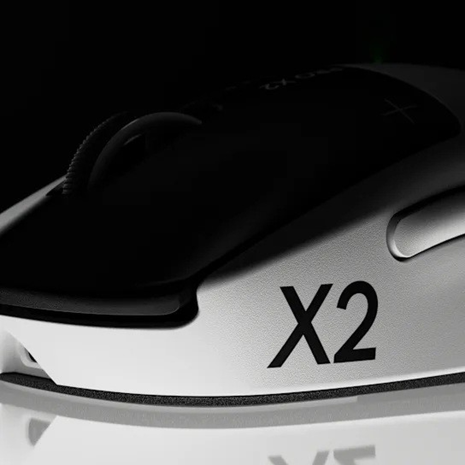 Primo piano di un mouse per computer bianco e nero con la scritta X2.