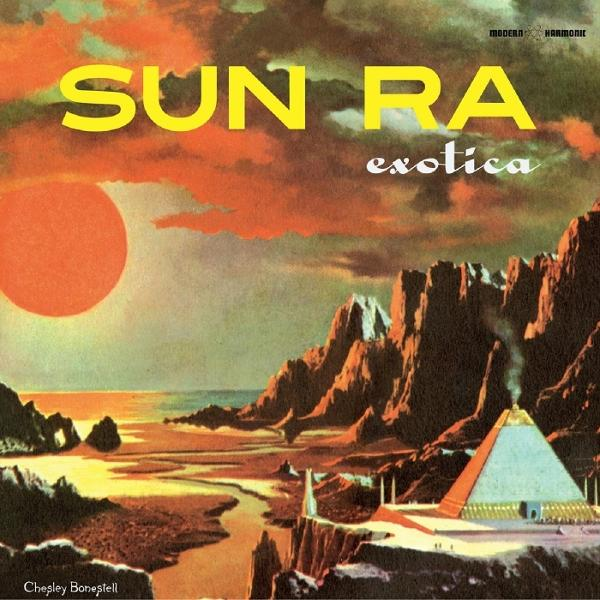 Sun Ra Exotica album borító: Sci-fi táj piramissal, hegyekkel, narancssárga nappal.